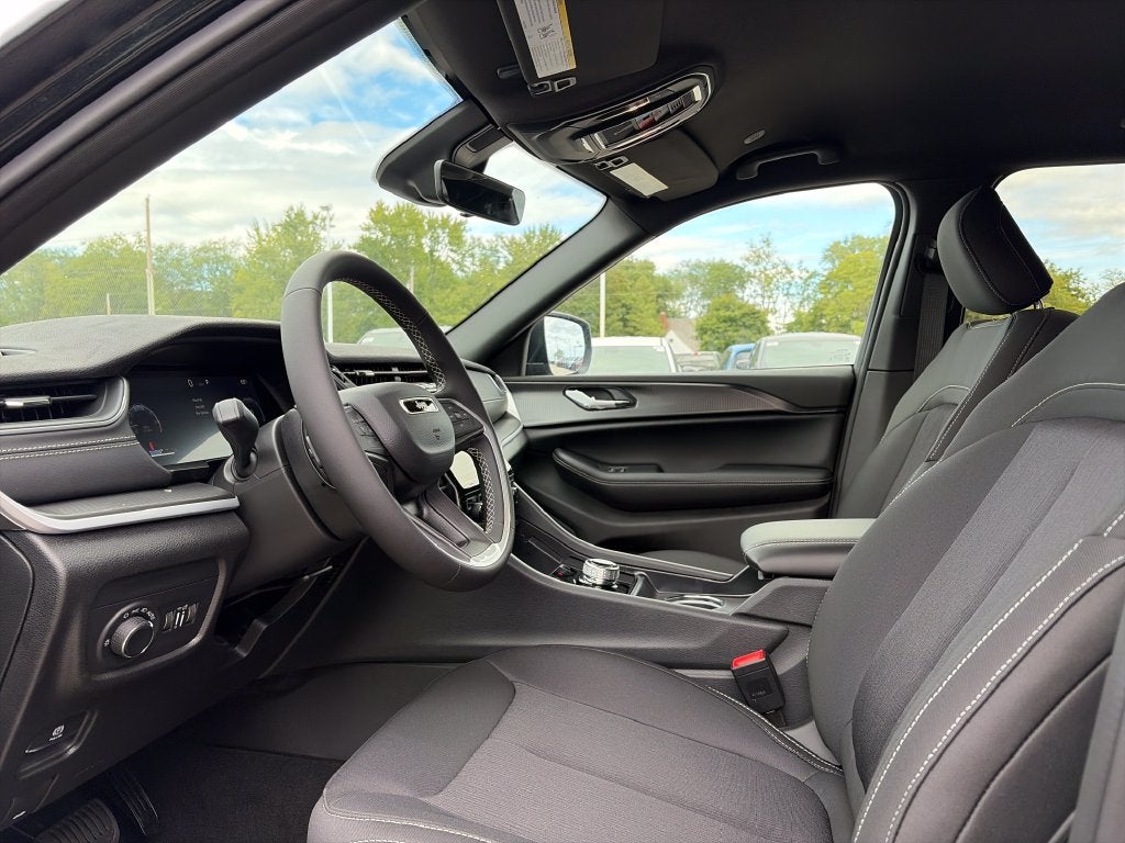 2027 Jeep Grand Cherokee Laredo