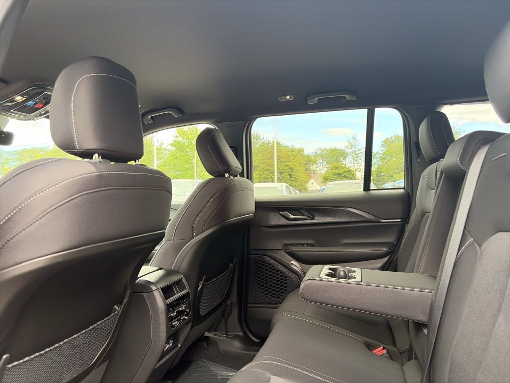 2027 Jeep Grand Cherokee Laredo