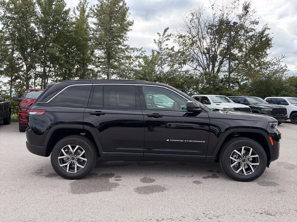 2027 Jeep Grand Cherokee Laredo