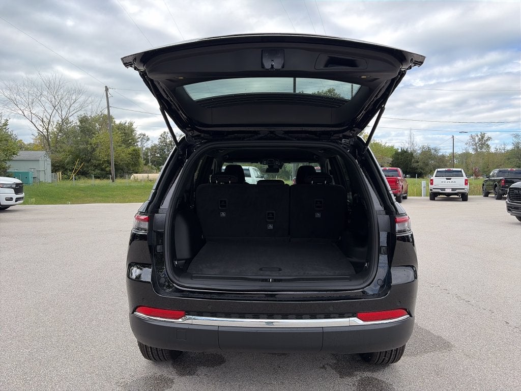 2027 Jeep Grand Cherokee Laredo