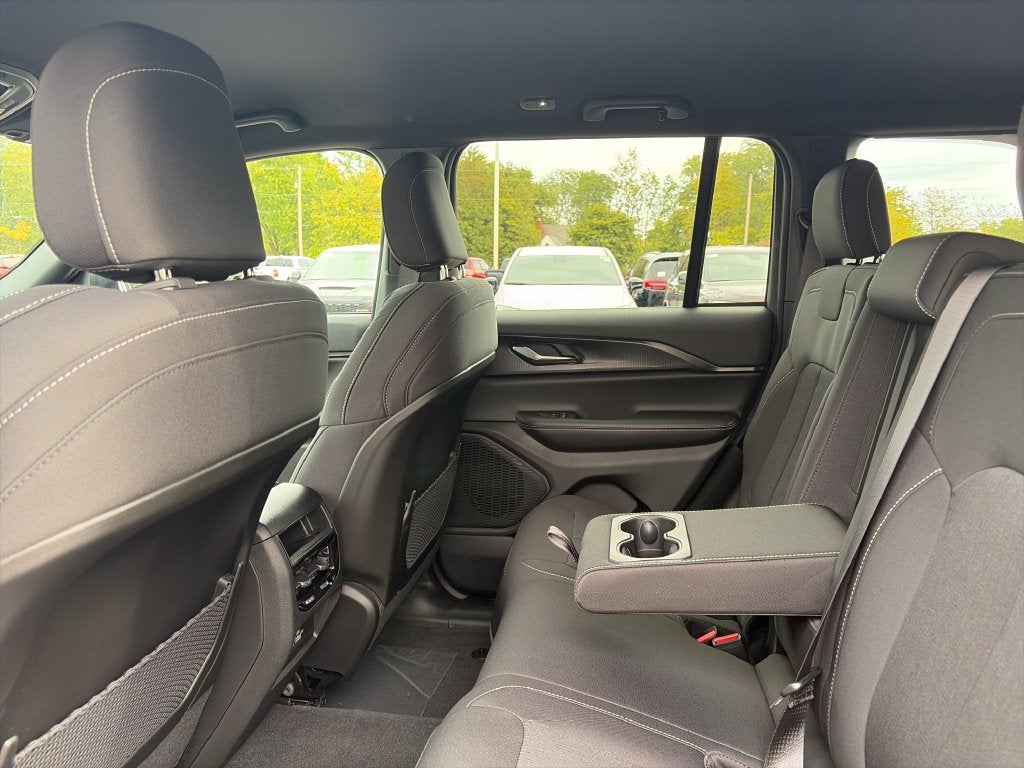 2027 Jeep Grand Cherokee Laredo