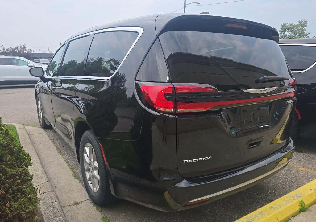 2025 Chrysler Pacifica Select