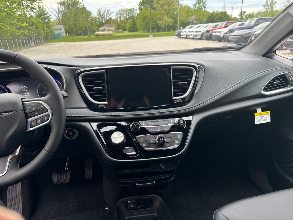 2027 Chrysler Pacifica Select