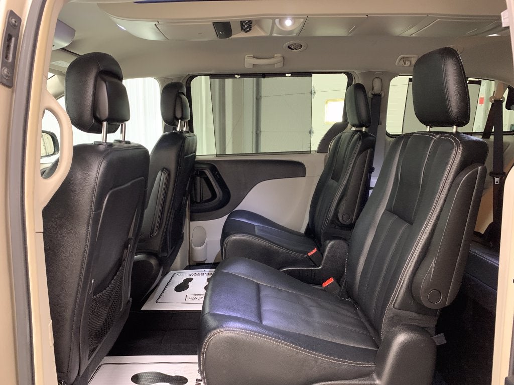 2016 Chrysler Town & Country Touring