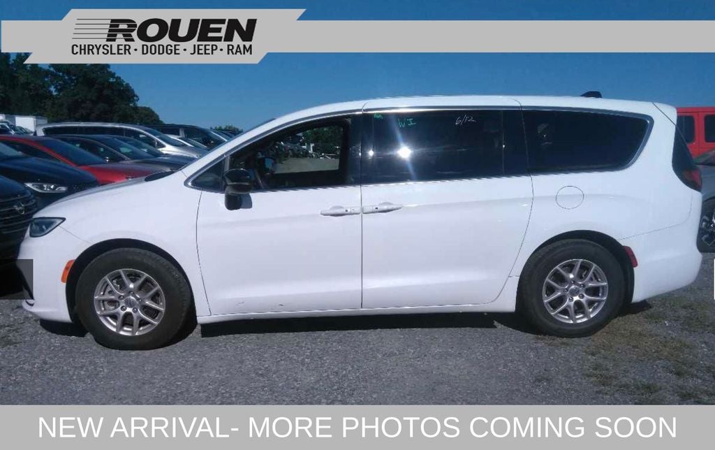 2025 Chrysler Pacifica Select
