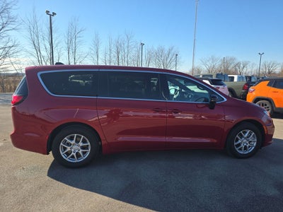 2025 Chrysler Pacifica Select
