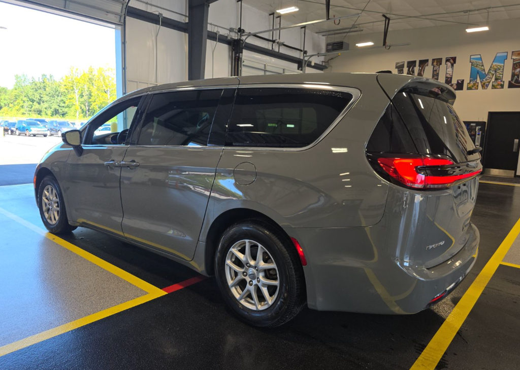 2025 Chrysler Pacifica Select