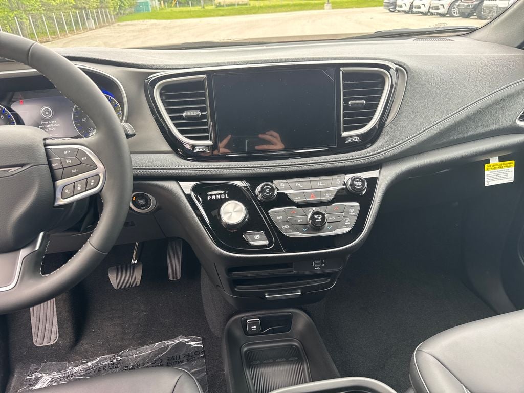 2027 Chrysler Pacifica Select