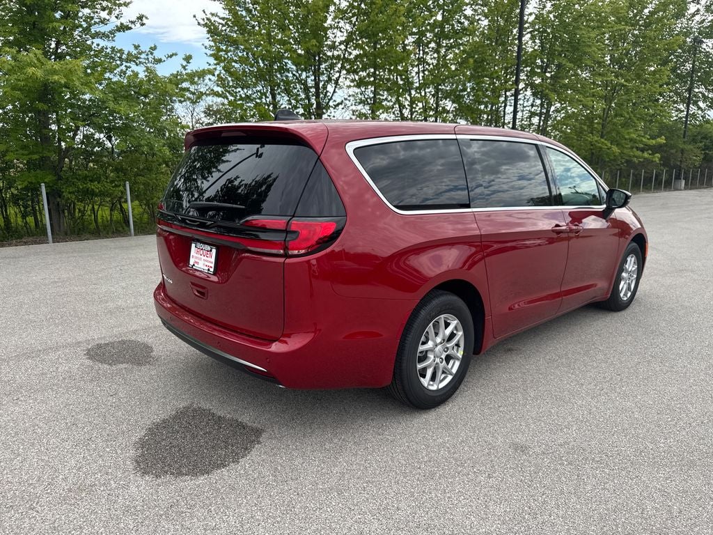 2027 Chrysler Pacifica Select
