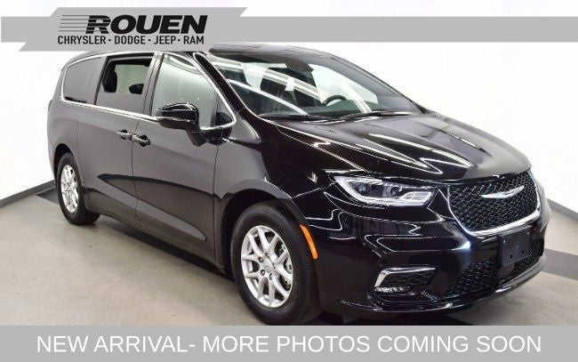 2025 Chrysler Pacifica Select's photo