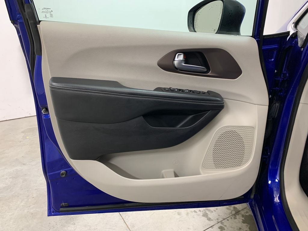 2021 Chrysler Voyager LX