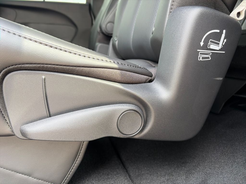 2027 Chrysler Pacifica LX