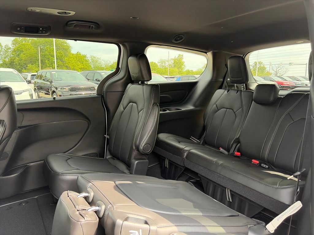 2027 Chrysler Pacifica LX