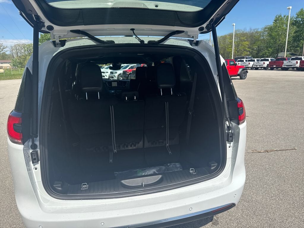 2027 Chrysler Pacifica Select