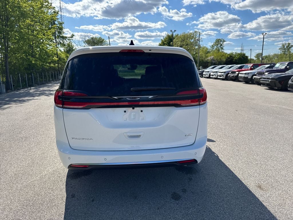 2027 Chrysler Pacifica Select
